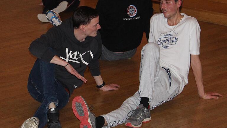 Markus Raab (links) gibt Hilfestellung beim Breakdance auf Hohenroth.