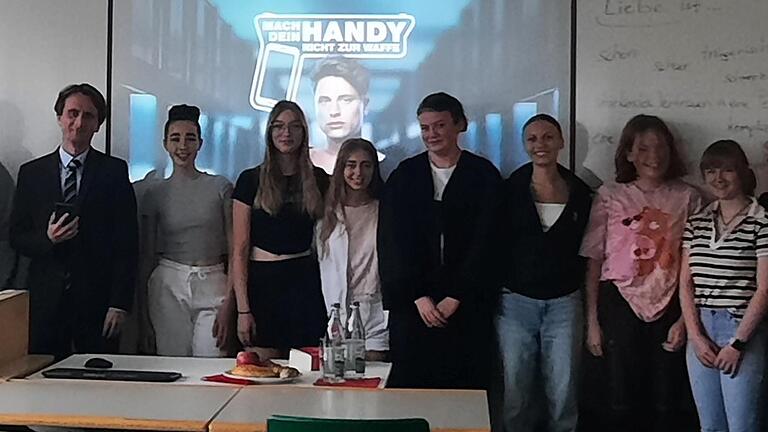Staatsanwalt Ingo Krist mit Schülerinnen der 8. Klasse der Maria-Ward-Realschule Würzburg