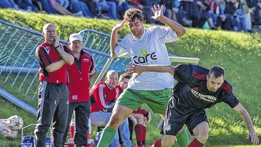 Zwiespältiger Sieger: Rödelmaiers Trainer Werner Feder (hinten links) beobachtet den Zweikampf zwischen Dominik Schineller (SV Eichenhausen/Saal) und Sergej Schmidt (rechts). Am 2:0 seiner Elf bei seinem Ex-Klub konnte sich Feder nur bedingt erfreuen. Zwiespältiger Sieger: Rödelmaiers Trainer Werner Feder (hinten links) beobachtet den Zweikampf zwischen Dominik Schineller (SV Eichenhausen/Saal) und Sergej Schmidt (rechts). Am 2:0 seiner Elf bei seinem Ex-Klub konnte sich Feder nur bedingt erfreuen.