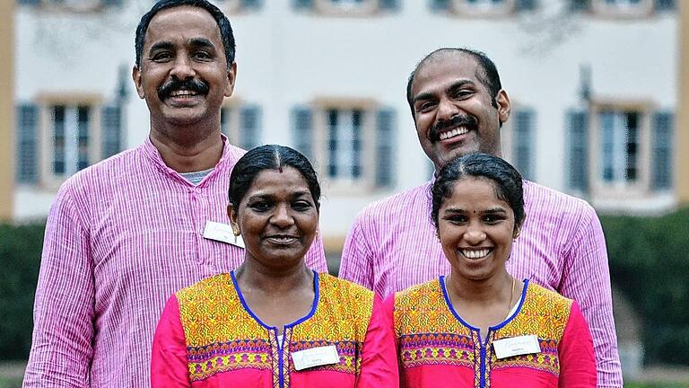 Abschied: Am Silvestertag flogen (hinten) Jiji Jacob, Jobi Valumannil Johny, Sherly Yesodharan und Neethumol Mathew zurück nach Indien.