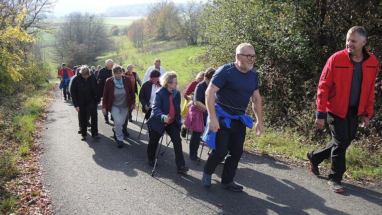 Bereits 100 Mal, und zwar bei jedem Wetter, war die Fladunger DDD-Wandergruppe seit Herbst 2017 jede Woche unterwegs, um 'dem Diabetes davonzulaufen', im Sommer donnerstags und in der kühlen Jahreszeit samstags. Dieses kleine Jubiläum wurde jetzt gefeiert.