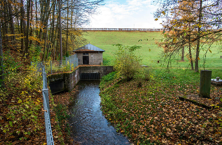 Der Sauerquellenach ist Zu- und Ablauf zum Ellertsäuser See.