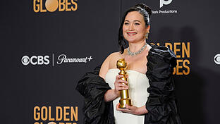 81. Verleihung der Golden Globe Awards       -  Lily Gladstone präsentiert bei den 81. Golden Globe Awards den Preis für die beste Leistung einer Schauspielerin für 'Killers of the Flower Moon'.