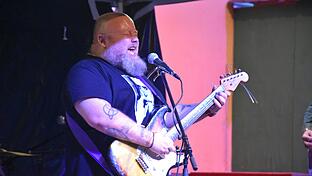 Andreas Kümmert brachte den Blues auf die Bühne der Scherenburg.