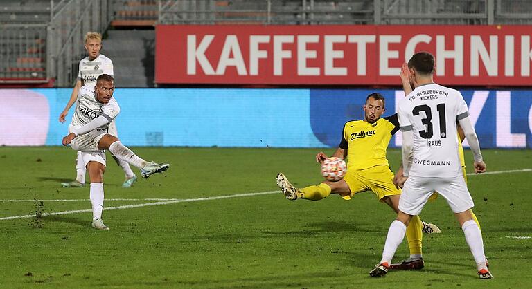 Rein das Ding: Benyas Junge-Abiol zieht ab und trifft zum zwischenzeitlichen 2:0.