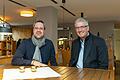 Nach zehn Jahren endet der Pachtvertrag des Ehepaars Tacke auf der Vogelsburg. Bevor Ende Januar Schluss sein wird, sitzen hier noch einmal Christoph Tacke (links) und Karsten Eck, der neue Oberpflegamtsdirektor der Stiftung Juliusspital, zusammen.