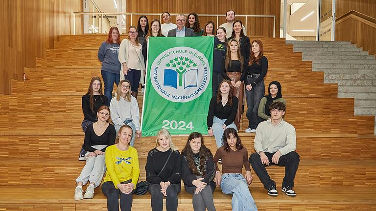 Im Bild hinter der Fahne Zweite von links Jessica Quednau, Vierter von links Joachim Sagstetter, Fünfte von links Kristin Weißenberger, ganz rechts Tina Hofmann und teilnehmende Schülerinnen und Schüler.
