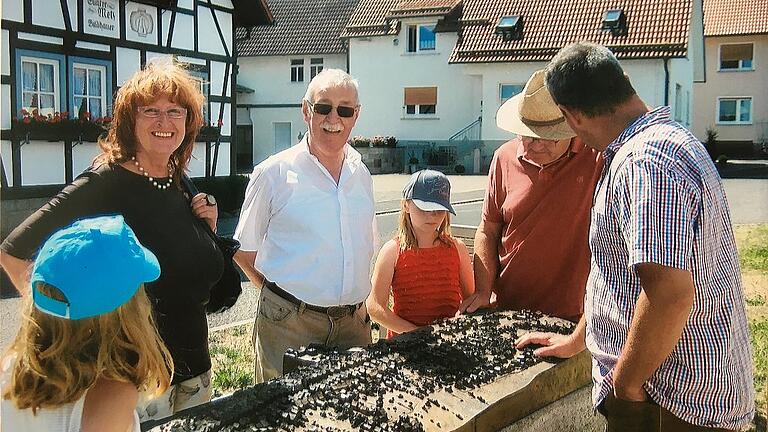 Nach einer Sommerpause geht es nun, im Rahmen der diesjährigen Triennale der Kunsthalle Schweinfurt, an der Außenstelle &bdquo;Künstlerdorf Langenleiten&ldquo; am  Sonntag, 2. September, mit einer Führung über den Kunstanger weiter. Es ist bereits die zweite Führung, die im Rahmen der Triennale angeboten wird. Die Führung mit den Erzählungen und Erklärungen zu den einzelnen Stationen übernehmen auch diesmal wieder Günter Metz (zweiter von links) und Rosa Strauß-Carl (links) Die Teilnehmer erfahren  Geschichten und Anekdoten zu den einzelnen Kunstwerken und historischen Denkmälern sowie die Hintergründe zur Idee und Entstehung der Freiluftausstellung. Treffpunkt ist um 14 Uhr im oberen Dorf am Tierkreis.
