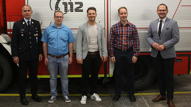 Die neue Führung der Karlstadt Feuerwehr (von links) Kreisbrandinspektor Stephan Brust, dritter Kommandant Florian Langen, Kommandant Andreas Büttner, zweiter Kommandant Christoph Marterstock und Bürgermeister Michael Hombach. Die neue Führung der Karlstadt Feuerwehr (von links) Kreisbrandinspektor Stephan Brust, dritter Kommandant Florian Langen, Kommandant Andreas Büttner, zweiter Kommandant Christoph Marterstock und Bürgermeister Michael Hombach.