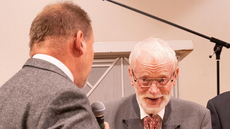 Der Bayerische Landesverband für die Rehabilitation der Aphasiker ehrte Günther Tschirschwitz für 40 Jahre ehrenamtliches Engagement in der Aphasiker-Selbsthilfe. Der Bayerische Landesverband für die Rehabilitation der Aphasiker ehrte Günther Tschirschwitz für 40 Jahre ehrenamtliches Engagement in der Aphasiker-Selbsthilfe.