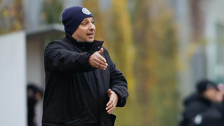 Christian Breunig (WFV) gibt als Trainer der U 19 des FV 04 Würzburg Anweisungen. Christian Breunig (WFV) gibt als Trainer der U 19 des FV 04 Würzburg Anweisungen.