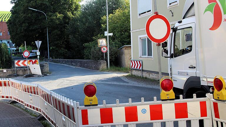 Nicht selten missachten Brummi-Fahrer die Hinweisschilder für die Umfahrung der vollgesperrten die Kreisstraße 33 in Obervolkach. Ihr Problem: Es gibt keine Wendemöglichkeit in der Sackgasse. Nicht selten missachten Brummi-Fahrer die Hinweisschilder für die Umfahrung der vollgesperrten die Kreisstraße 33 in Obervolkach. Ihr Problem: Es gibt keine Wendemöglichkeit in der Sackgasse.