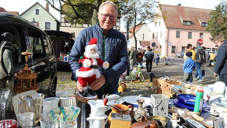 Beim Flohmarkt in der Bürgermeister-Weigand-Straße konnte man sich auch schon für die Advents- und Weihnachtszeit eindecken. Beim Flohmarkt in der Bürgermeister-Weigand-Straße konnte man sich auch schon für die Advents- und Weihnachtszeit eindecken.