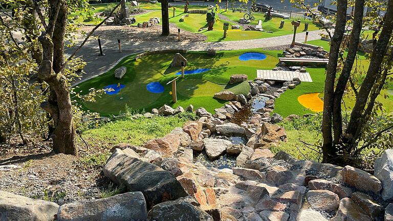 Zwölf Bahnen umfasst die neue Minigolf-Anlage des Rhön-Park-Hotels. Sanfte grüne Hügel werden bespielt, Bänke laden zu kurzen Pausen ein und ein kleiner Bach schlängelt sich durch das Gelände. Zwölf Bahnen umfasst die neue Minigolf-Anlage des Rhön-Park-Hotels. Sanfte grüne Hügel werden bespielt, Bänke laden zu kurzen Pausen ein und ein kleiner Bach schlängelt sich durch das Gelände.
