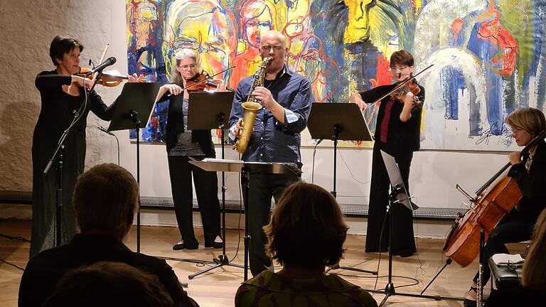Das Elisen Quartett mit Anja Schaller, Maria Schalk, Karoline Hofmann und Irene von Frisch (von links) unternahm mit dem Jazzmusiker, Arrangeur und Komponisten Kim Barth (Mitte) eine&nbsp; 'Expedition Lateinamerika' im Kloster Wechterswinkel.