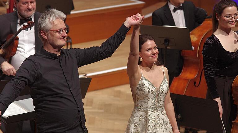 Der Dirigent die Staatsbad Philharmonie Bad Kissingen, Klaus Simon, und die Sopranistin Katharina Ruckgaber im Max-Littmann-Saal von Bad Kissingen. - Der Dirigent die Staatsbad Philharmonie Bad Kissingen, Klaus Simon, und die Sopranistin Katharina Ruckgaber im Max-Littmann-Saal von Bad Kissingen. Der Dirigent die Staatsbad Philharmonie Bad Kissingen, Klaus Simon, und die Sopranistin Katharina Ruckgaber im Max-Littmann-Saal von Bad Kissingen. - Der Dirigent die Staatsbad Philharmonie Bad Kissingen, Klaus Simon, und die Sopranistin Katharina Ruckgaber im Max-Littmann-Saal von Bad Kissingen.