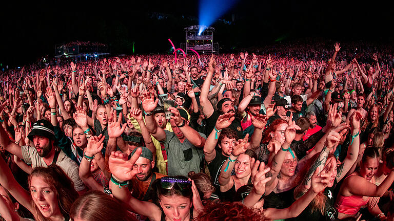 Am Taubertal - Festival Samstag , 12.  August 2023 gab es zuerst schönes Wetter, am Nachmittag erste Regenschauer und am Abend begann die Rutschpartie auf dem Festivalgelände. Dennoch war die Stimmung bei den Besuchern bestens.