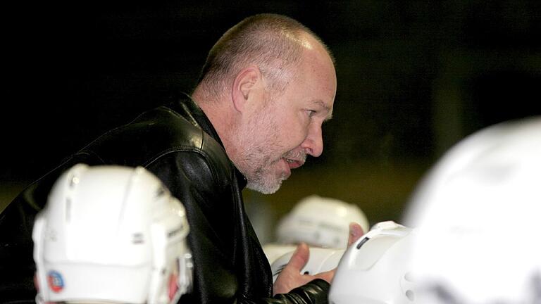 19 Jahre ist dieses Bild alt. In der Saison 2005/2006 war Ivan Horak der erste Trainer des im Dezember 2004 neugegründeten ESC Haßfurt. Jetzt kehrt der 67-jährige Tscheche zurück zu den Hawks. 19 Jahre ist dieses Bild alt. In der Saison 2005/2006 war Ivan Horak der erste Trainer des im Dezember 2004 neugegründeten ESC Haßfurt. Jetzt kehrt der 67-jährige Tscheche zurück zu den Hawks.