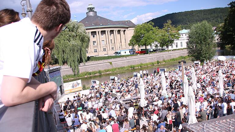 Public Viewing Bad Kissingen - Alle Augen auf den Fußball: Public Viewing hat bereits zur EM 2018 viele Fans ins Herz von Bad Kissingen gelockt. Public Viewing Bad Kissingen - Alle Augen auf den Fußball: Public Viewing hat bereits zur EM 2018 viele Fans ins Herz von Bad Kissingen gelockt.