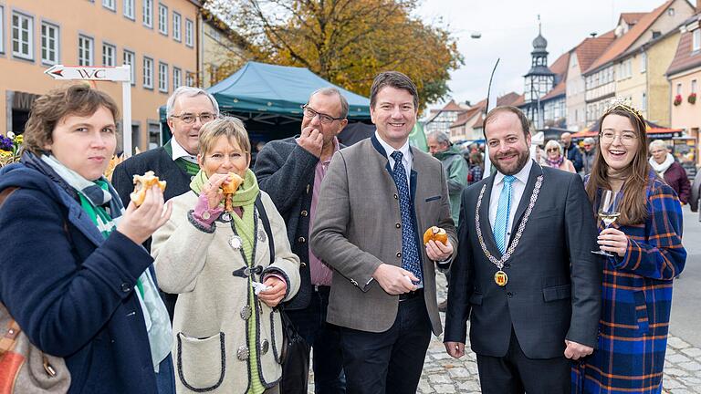 Der Rhöner Wurstmarkt lockte am 12. und 13. Oktober 17.000 Menschen nach Ostheim. Bürgermeister Steffen Malzer (Zweiter von rechts, daneben Schirmherr Sandro Kirchner) war restlos begeistert vom Angebot und der guten Stimmung bei der Feinschmeckermesse.