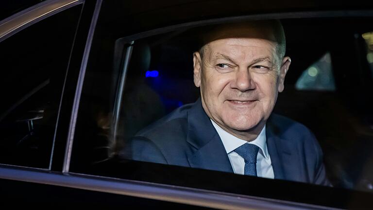 Nach der verlorenen Abstimmung über die Vertrauensfrage verließ Bundeskanzler Olaf Scholz am Montag den Bundestag, um zum Bundespräsidenten zu fahren.