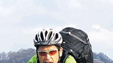Das Fahrrad ist fast wie sein zweites Zuhause: Thomas Göpfert radelt täglich von seiner Arbeitsstelle in Bamberg zurück nach Obertheres. Die Strecke beträgt etwa 41 Kilometer. Frühmorgens fährt er bis zum Bahnhof in Haßfurt und steigt dann mit seinem &bdquo;Drahtesel&ldquo; in den Zug. Das Wetter spielt für ihn fast keine Rolle. &bdquo;Außer wenn es Backsteine hagelt&ldquo;, sagt der 50-Jährige, ist er immer mit dem Rad unterwegs.