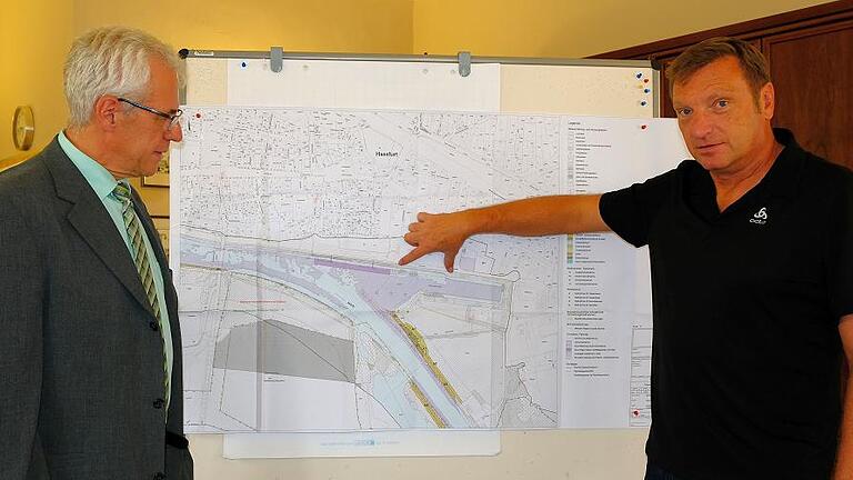 Dietmar Will (rechts) vom Bauamt der Stadt Haßfurt und Bürgermeister Günther Werner vor dem Plan für den Mainausbau bei Haßfurt.