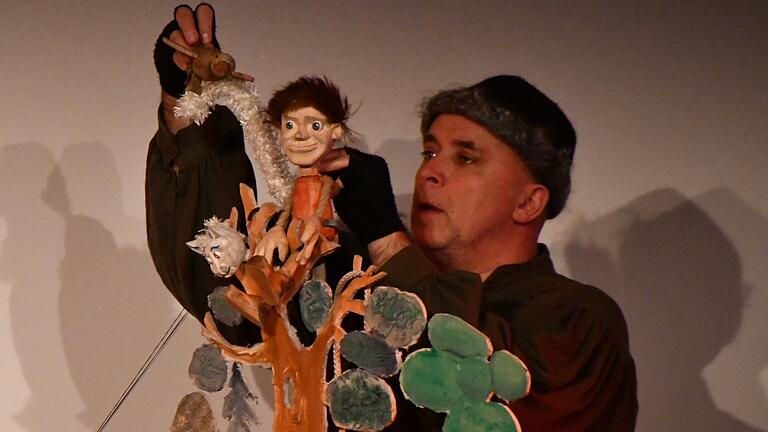 Puppenspieler Falk P. Ulke vom Meininger Theater begeisterte gleich zweimal mit dem Musikmärchen Peter und der Wolf im Bildhäuser Hof.