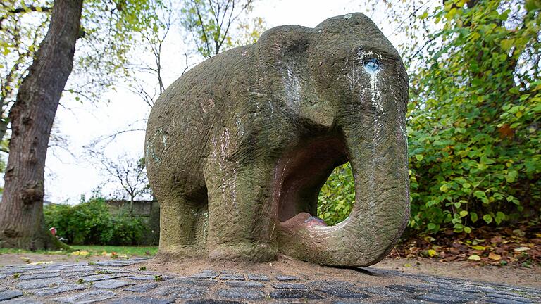 Der kleine Stein-Elefant soll auch nach dem Umbau den Spielplatz am Justizzentrum in Würzburg prägen.