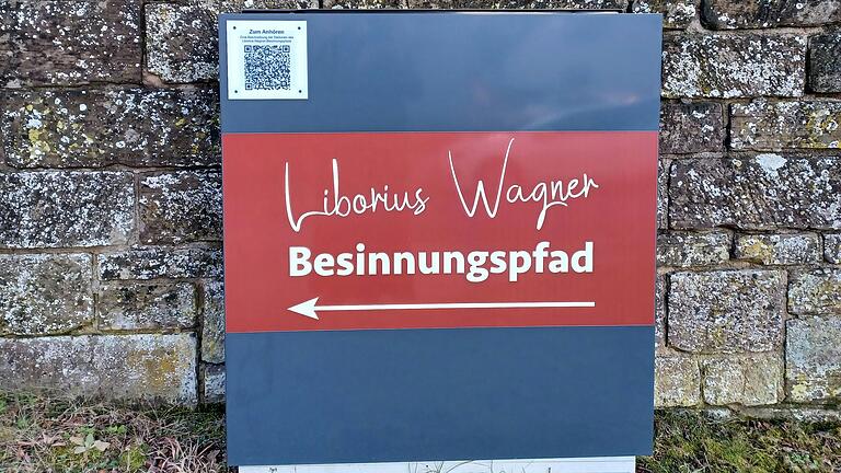 Acht Informationstafel laden um die katholische Kirche von Altenmünster ein, sich mit dem Leben und der Botschaft des seligen Liborius Wagner zu befassen. Nun können die Beschreibungen im Internet angehört werden. Acht Informationstafel laden um die katholische Kirche von Altenmünster ein, sich mit dem Leben und der Botschaft des seligen Liborius Wagner zu befassen. Nun können die Beschreibungen im Internet angehört werden.