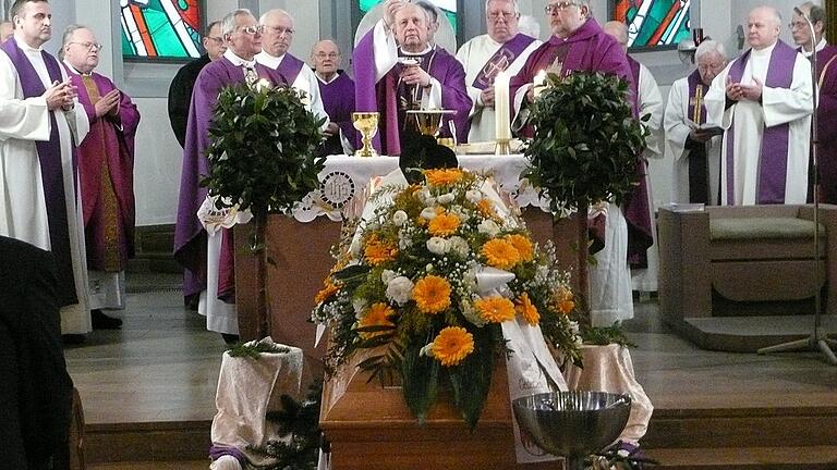 16 Priester und Diakone feierten in der Obersinner Pfarrkirche mit Dekan Albin Krämer und Domkapitular Dietrich Seidel das Requiem für den im Alter von 69 Jahren verstorbenen Pfarrer Franz Malczyk.