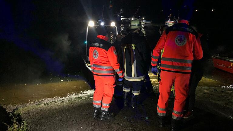 In Sicherheit: Einsatzkräfte der BRK-Wasserwacht aus Volkach sowie der Feuerwehr Stammheim brachten die Menschen von der defekten Fähre ans Ufer.