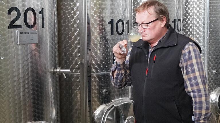 Jürgen Berninger probiert seinen Weinjahrgang 2020. Mit der Qualität ist er sehr zufrieden, mit der Menge dagegen nicht: In diesem Jahr sind längst nicht alle Fässer in seinem Keller gefüllt.