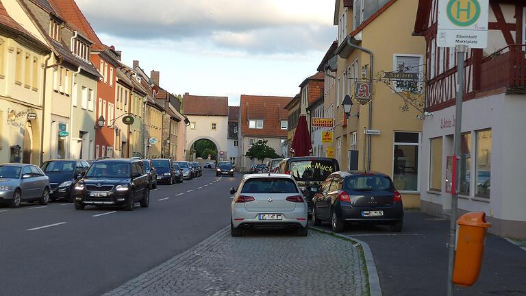 Ein Fall für die Verkehrsüberwachung: In Eibelstadt parken regelmäßig Fahrzeuge in der Bushaltestelle. Der knappe Platz in den Altorten wird mitunter allzu kreativ als Parkplatz genutzt.