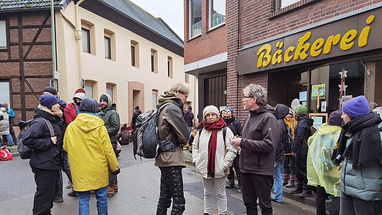 Die verlassenen Häuser und die Atmosphäre einer Geisterstadt sind für Uwe Gratzky (Mitte rechts) in Keyenberg bei Lützerath nur schwer zu ertragen gewesen.