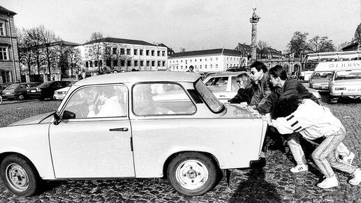 Schlapp gemacht: Für manch einen Trabbi war die Fahrt von Thüringen nach Würzburg zu viel. Aber die Hilfsbereitschaft war groß. Schlapp gemacht: Für manch einen Trabbi war die Fahrt von Thüringen nach Würzburg zu viel. Aber die Hilfsbereitschaft war groß.