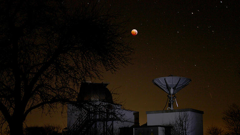 Blutmond über der Sternwarte (FKG/bearbeitet)