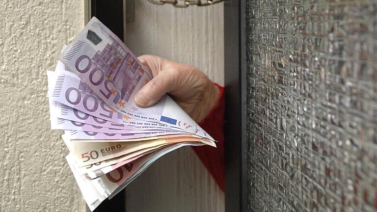 So hätten es die Betrüger am liebsten. Ein Anruf genügt und das Geld wird durch die Tür gereicht. So hätten es die Betrüger am liebsten. Ein Anruf genügt und das Geld wird durch die Tür gereicht.