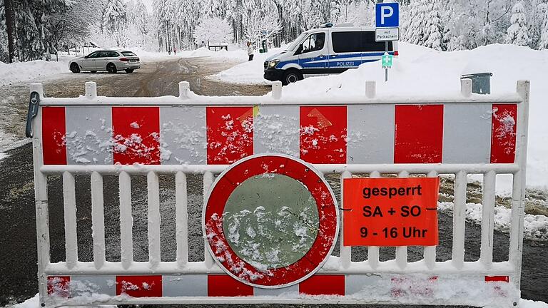 Der Parkplatz am Loipenpark Rotes Moor ist an diesem Wochenende gesperrt. Die Polizei kontrolliert und klärt auf. Der Parkplatz am Loipenpark Rotes Moor ist an diesem Wochenende gesperrt. Die Polizei kontrolliert und klärt auf.