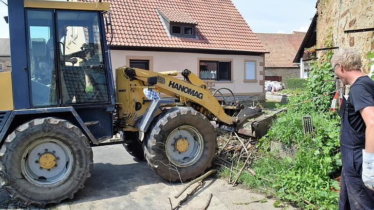 Nach der Überflutung: Angeschwemmtes Treibholz wird entsorgt. Nach der Überflutung: Angeschwemmtes Treibholz wird entsorgt.