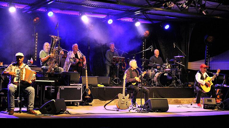 Die Spider Murphy Gang mit ihrem Frontmann Günter Sigl heizte beim Auftakt zum Volkacher Kabarett Sommer Open Air am Freitag tausend Rock'n'Roll-Fans mächtig ein.