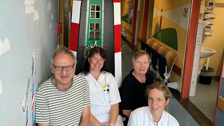 Designer Norbert Böll, Krankenschwester Kerstin Umminger, Monika Demmich von der Elterninitiative und Oberärztin Prof. Dr. Verena Wiegering (von links) bei der Einweihung des Leuchtturms.