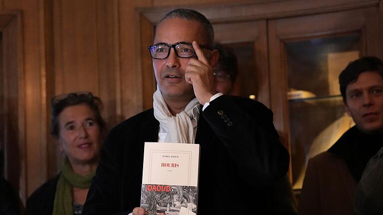 Prix Goncourt - Kamel Daoud       -  Der algerisch-französische Schriftsteller Kamel Daoud, nachdem er am Montag in Paris im Restaurant Drouant mit dem Prix Goncourt, dem renommiertesten Literaturpreis Frankreichs, ausgezeichnet wurde.