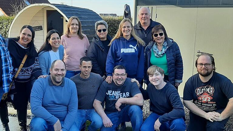 Die Theatergruppe Herlheim: (hinten, von links) Ralf Brünn, Katrin Scheidl, Carolina Ludwig, Katha Borst, Heidi Rippstein, Ulli Zachmann, Stefan Englert, Ruth Braun; (vorne, von links) Sven Borst, David Ludwig, Christian Rippstein (Rippi), Linus Borst und Jan Ludwig. Die Theatergruppe Herlheim: (hinten, von links) Ralf Brünn, Katrin Scheidl, Carolina Ludwig, Katha Borst, Heidi Rippstein, Ulli Zachmann, Stefan Englert, Ruth Braun; (vorne, von links) Sven Borst, David Ludwig, Christian Rippstein (Rippi), Linus Borst und Jan Ludwig.