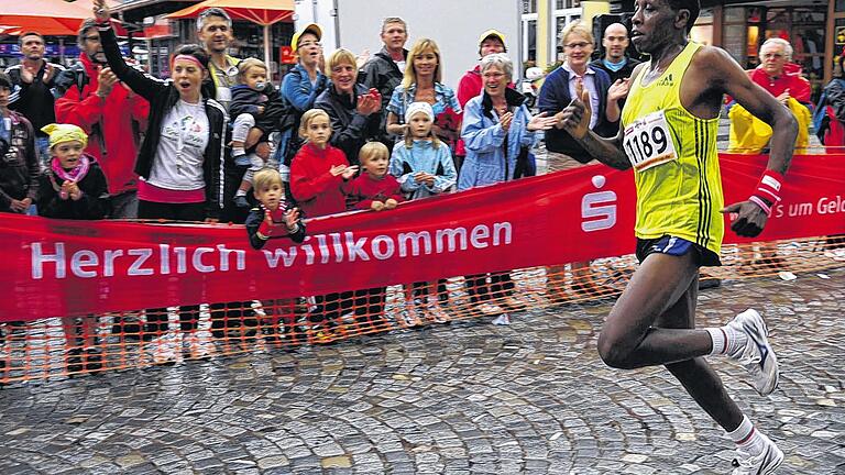 Herzlich willkommen im Ziel: Der Kenianer Enock Lagat verbesserte beim 12. Sparkassen-Stadtlauf den Streckenrekord auf 30:15 Minuten.