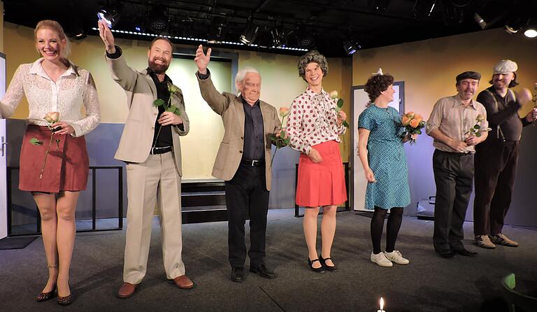Brachten eine glänzende Premiere von 'Tratsch im Treppenhaus' auf die Bühne der 'Spessartgrotte' (von links): Renée Johanna Stulz, Stephan Wilhelm Müller, Theo Gündling, Anja Becker, Iris Katzer, Steve Walter und Timo Dassinger. Brachten eine glänzende Premiere von 'Tratsch im Treppenhaus' auf die Bühne der 'Spessartgrotte' (von links): Renée Johanna Stulz, Stephan Wilhelm Müller, Theo Gündling, Anja Becker, Iris Katzer, Steve Walter und Timo Dassinger.