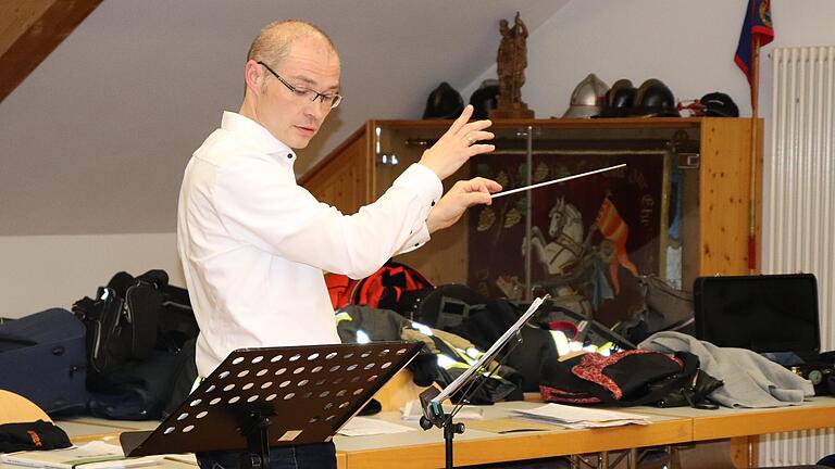 Dieter Lenzer als Dirigent des Iphöfer Feuerwehr-Musikzugs. Den Posten möchte er auch im Fall seiner Wahl zum Bürgermeister behalten.