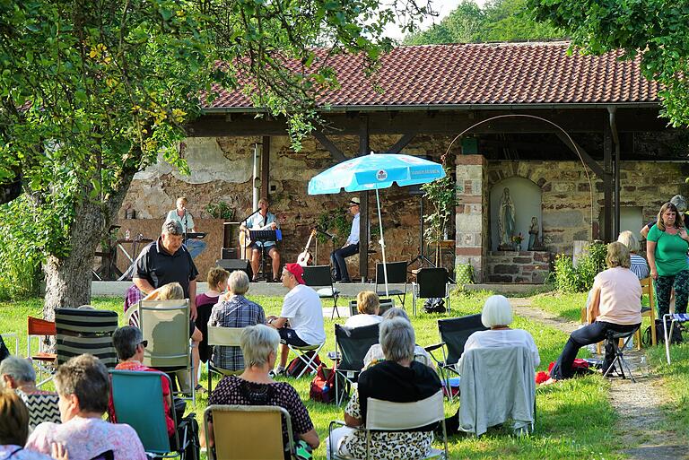 Blick auf die Bühne im Klostergarten mit (von links): Egon Birkenmaier, Peter Häring und Gurdian Steffen Behr.
