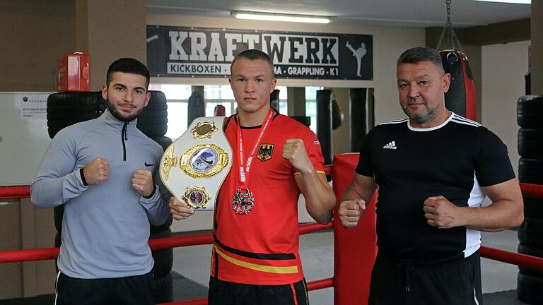 Freuen sich gemeinsam über den Erfolg: Kickbox-Weltmeister Artur Gornikov (Mitte), hier mit seinem besten Freund und Unterstützer Yusuf Isik sowie Vater Andry (rechts) in der Halle des Schweinfurter Kampfsportklubs Kraftwerk.