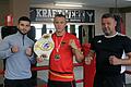 Freuen sich gemeinsam über den Erfolg: Kickbox-Weltmeister Artur Gornikov (Mitte), hier mit seinem besten Freund und Unterstützer Yusuf Isik sowie Vater Andry (rechts) in der Halle des Schweinfurter Kampfsportklubs Kraftwerk.